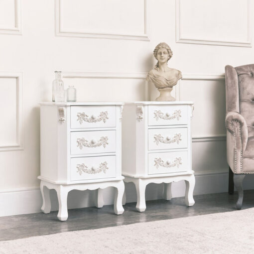 Melody Maison - White bedroom furniture, Pair of Antique White 3 Drawer Bedside Table - Pays Blanc Range - Antique White